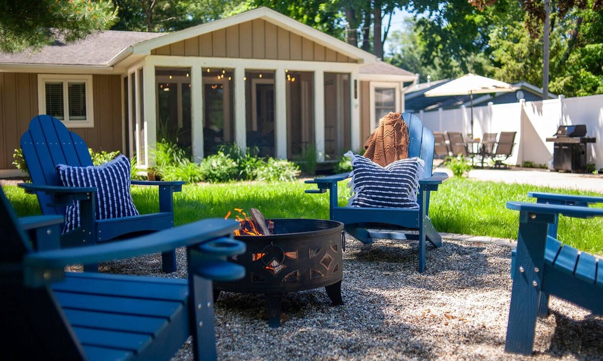 Saugatuck House | Quaint Cottage Steps From Downtown Saugatuck