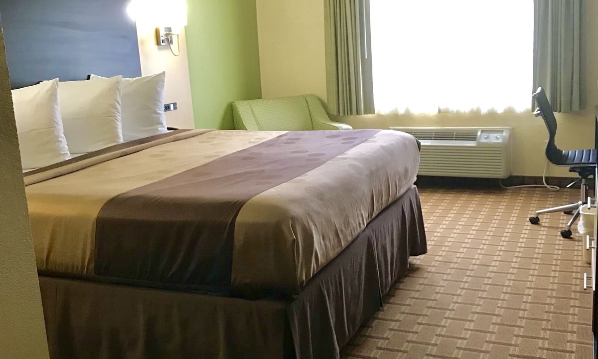 Benton Harbor Hotel | Quality Inn & Suites Benton Harbor - St. Joseph