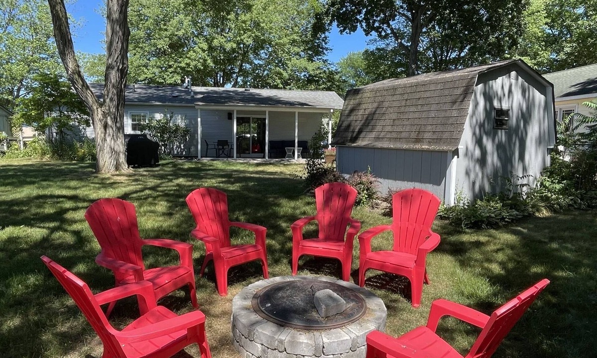 New Buffalo House | Quiet neighborhood Blks to town/beach fenced yard