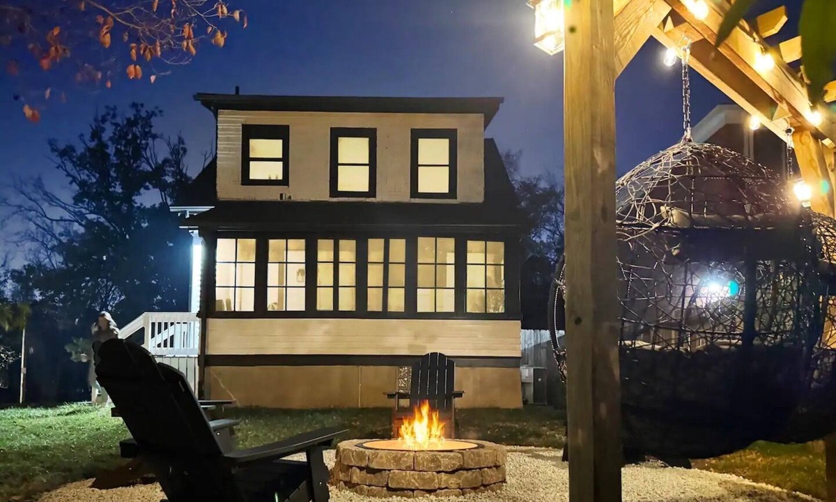 Silverton House | Relaxing 3-bedroom house in terrific Cincinnati with Firepit and Patio