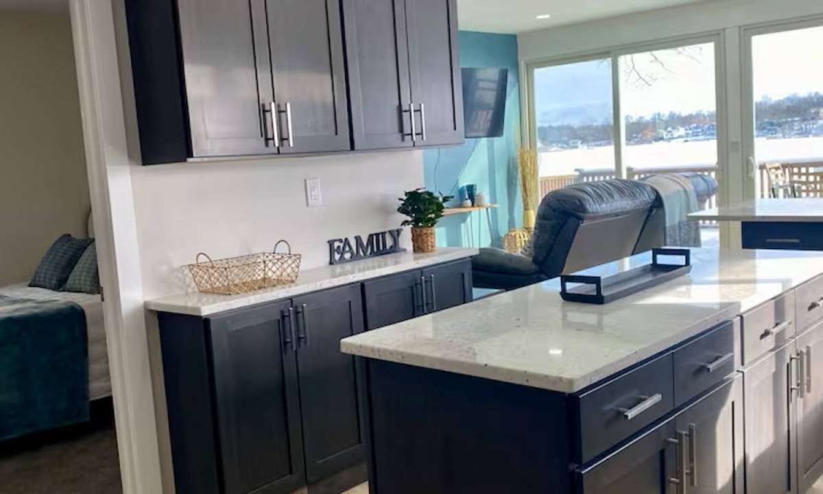 Brighton House | Rise and Shine Island Lake Cabin Beautiful 3-bedroom house with AC