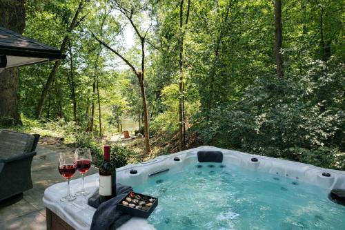Niles House | RiverEdge Haven Hot Tub, 5 Beds, Kayaks Near ND