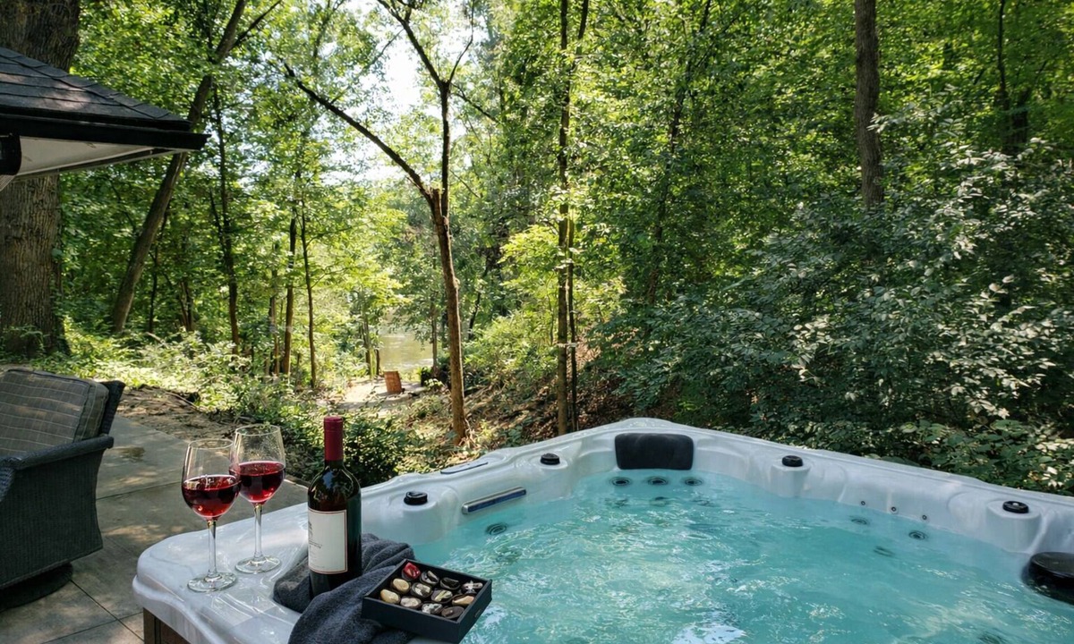 Niles House | Riverfront Haven: Hot Tub, Fire Place 5 Beds Near ND