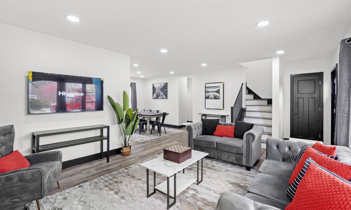 Chesterton House | Roomy Retreat–Family&Friends|2 King Beds|Game Room | Valpo University | Dunes