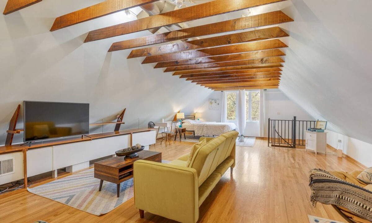 Wrigleyville Apartment | Root! Root! Root! For the Home Team in this Modern Studio
