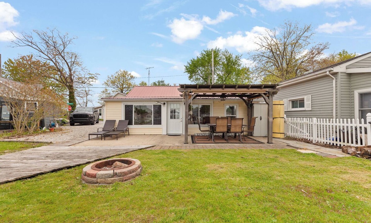 Manitou Beach-Devils Lake Cottage | Round Lake Cozy Getaway 3-bedroom cottage Sleeps 6 with optional Pontoon Boat