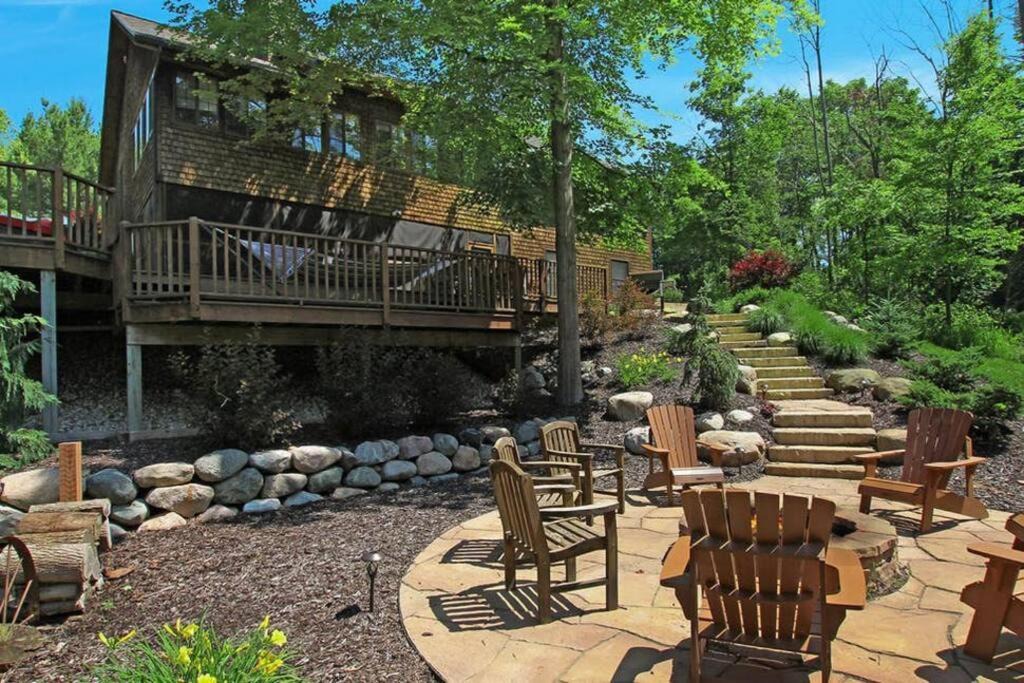 Fennville House | Secluded cabin on 10 acres - hot tub & game room!