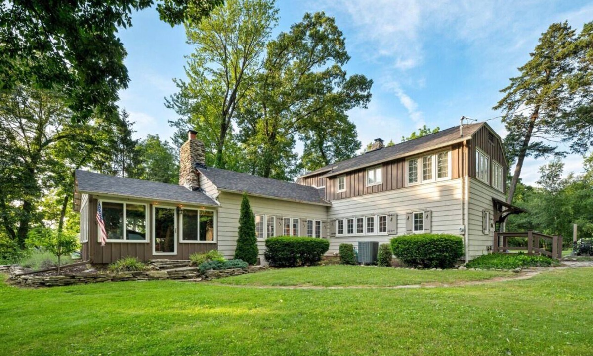 Hartford Cabin | Secluded Lodge on a Private Lake! - 7 Bedrooms with Private Sports Court