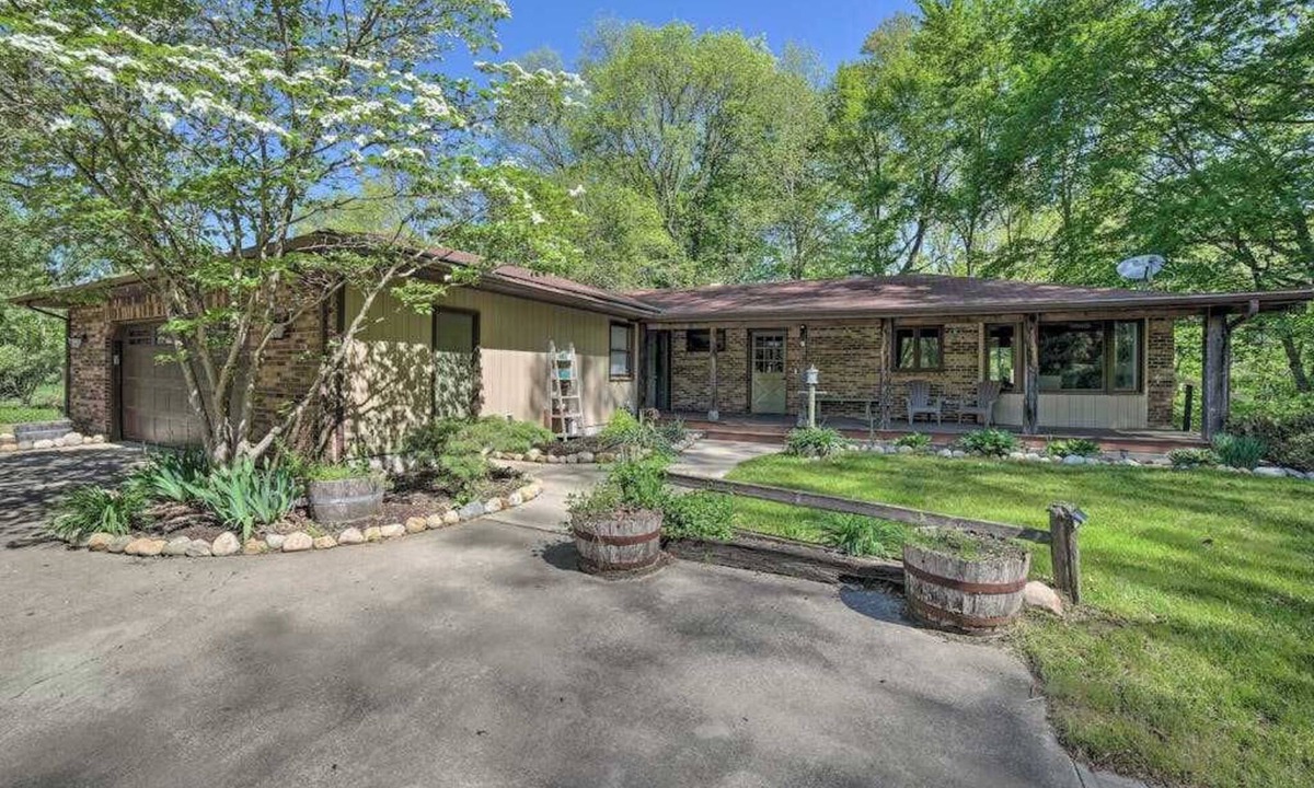 Three Oaks House | Serene Home with Fire pit, Gas Grill, WIFI & Close to Beach