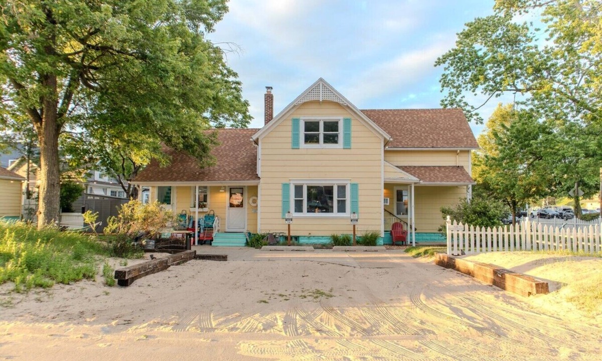 Saint Joseph Apartment | Silver Beach Inn: The Saucer