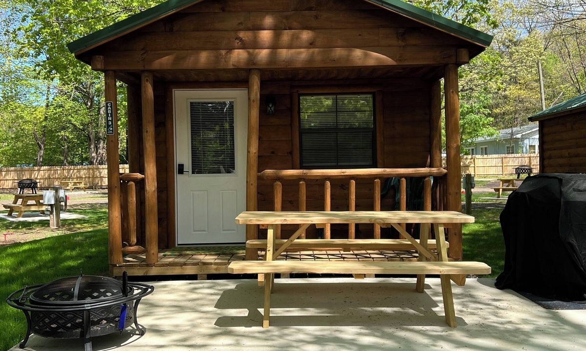 Sister Lakes Cabin | Sister Lakes of Michigan Glamping Cabin #2