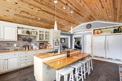Westfield House | Sleeps 10, Indoor and Outdoor Theaters, Batting Cage, & Games!