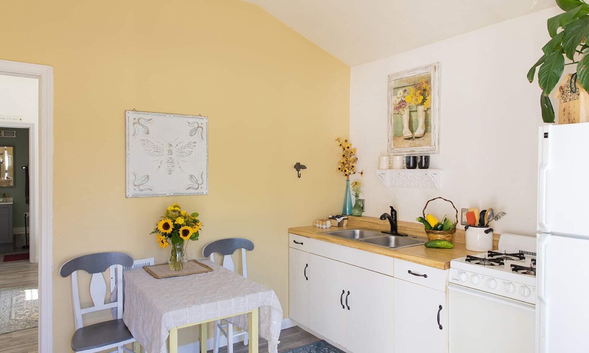 Muskegon House | Snug Harbor Inn | Honeybee Suite | Near Lake Michigan