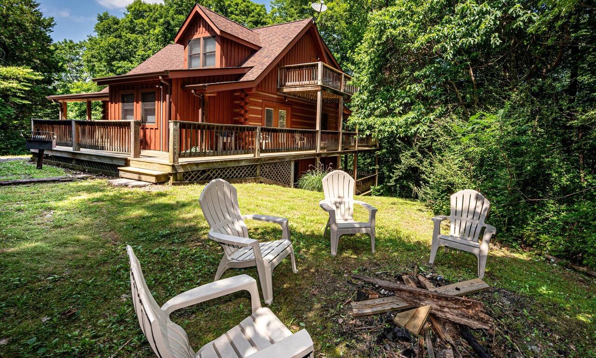 Helmsburg Cabin | Snuggled Inn | Private Brown County Log Cabin on 12 Wooded Acres