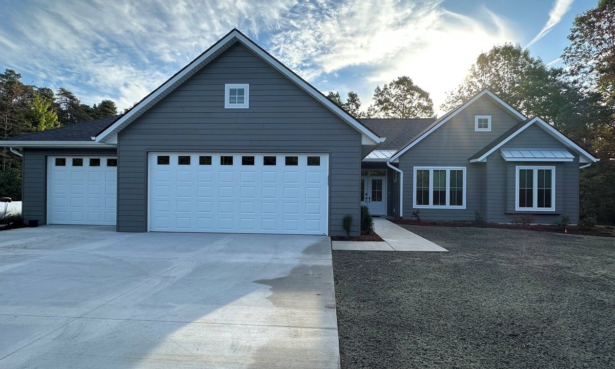 Fennville House | SOMETHING FOR EVERYONE, New 3+ BR, 4 Bath, Ranch, Game Rm, Fenced Yd & Pond