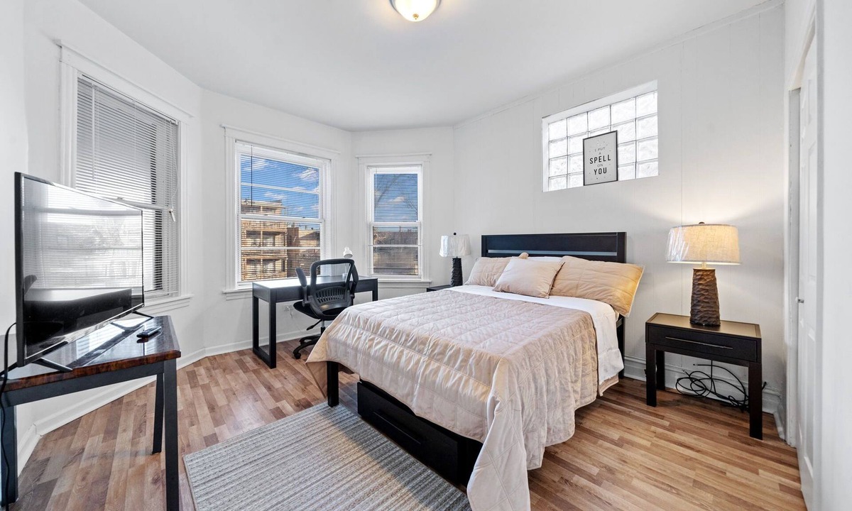 Woodlawn Apartment | Spacious 4-bedroom apartment in fabulous Chicago with WiFi, AC