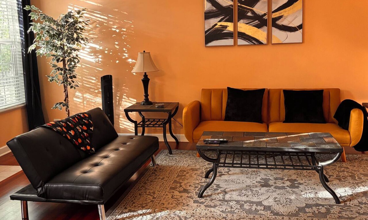 Schaumburg House | Spacious 4BR-2.5 bath Family-Friendly Retreat sleeps 8