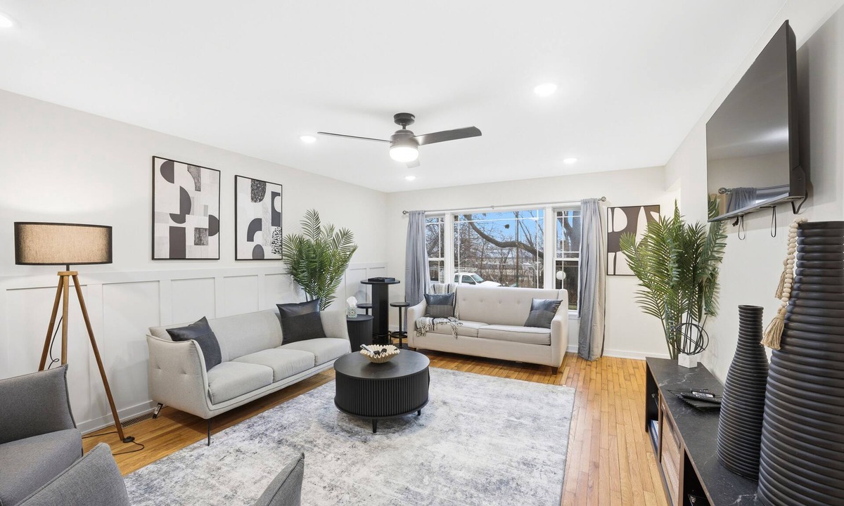 West Pullman House | Spacious 5-bedroom house in charming Chicago on a quiet secluded block.