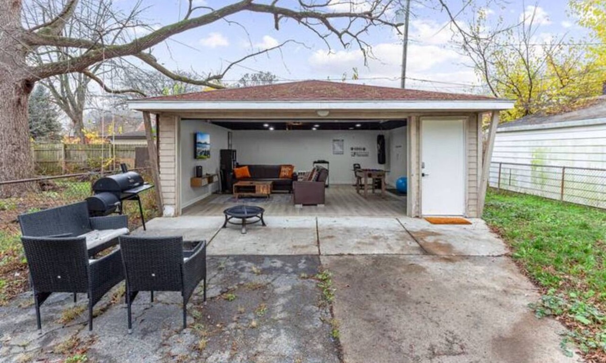 Lincoln Park House | Spacious 5-bedroom house in delightful Lincoln Park with AC