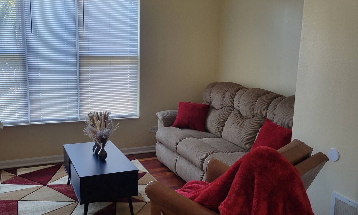 Woodlawn Apartment | Spacious Charming 4BD/2BTH in Woodlawn Near the University of Chicago!