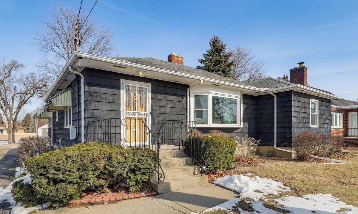 Lansing House | Spacious & Peaceful Suburban Home in Lansing!
