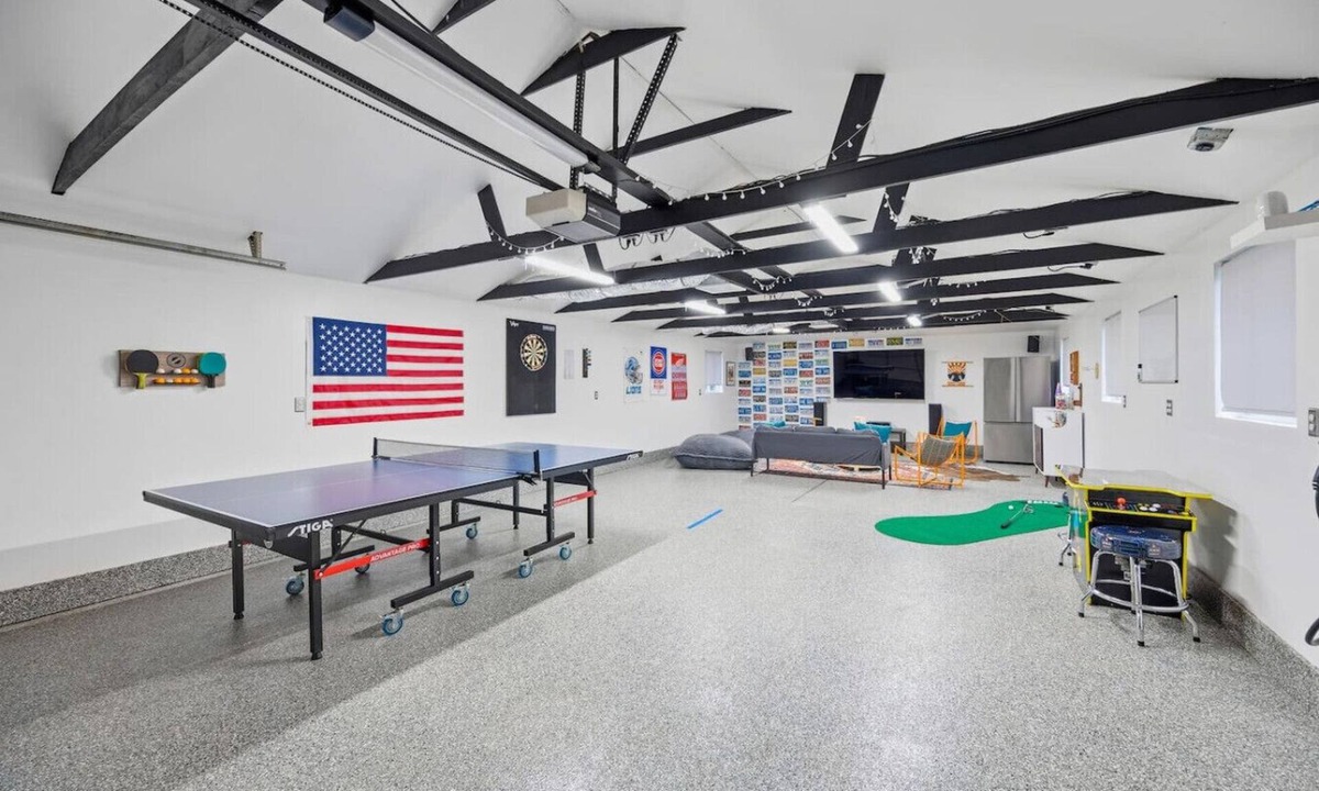 Drayton Plains House | Spacious, Pet-Friendly Home w/Game Room —Sleeps 12