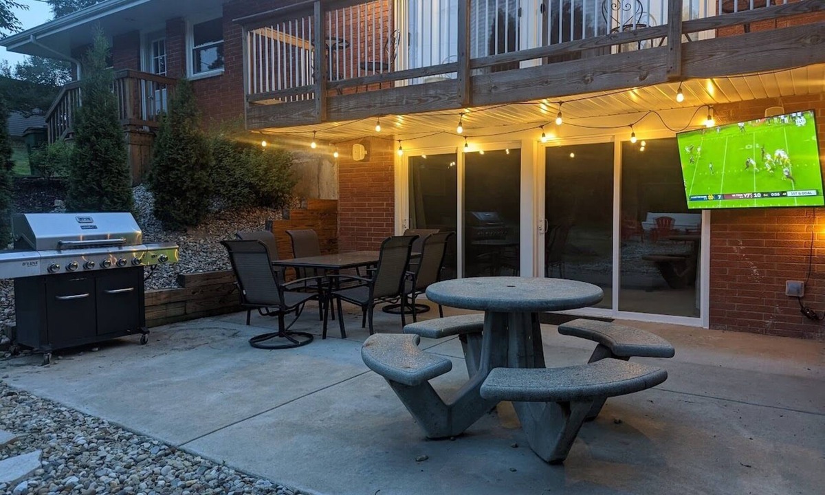 Georgetown House | SPACIOUS Renovated Home 2 Miles to ND Campus w/OUTDOOR TV, Firepit🔥, Big Yard