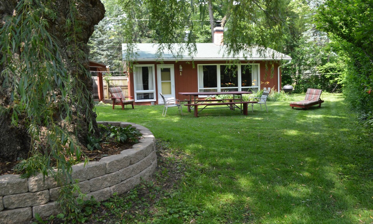 Lakeside Cottage | SPRING & FALL DISCOUNT! Two Bedroom Cottage with Private Beach!