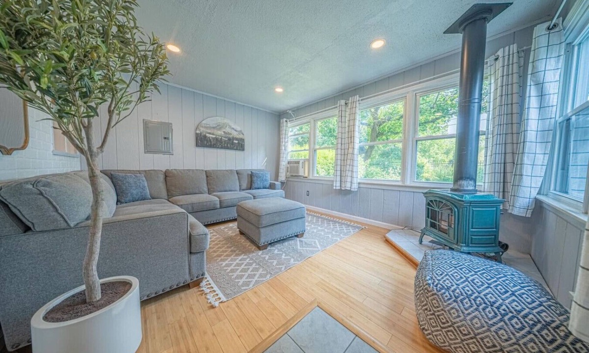 Dearborn Villa | Springwells Park Townhouse~Very Cozy