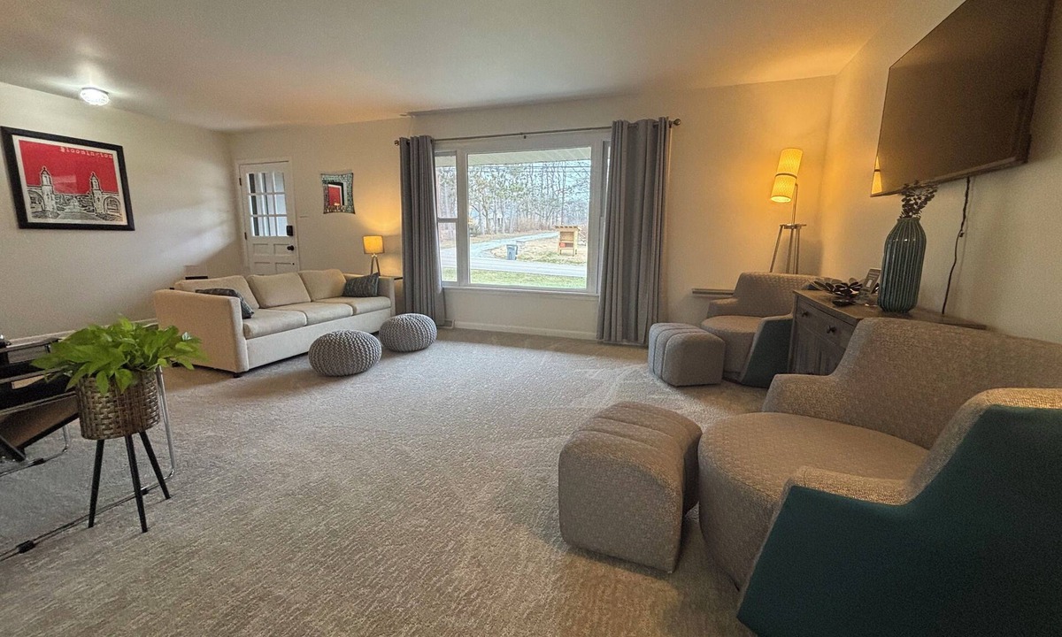 Bloomington House | Stadium Stroll Main Level | Walk to Football | Sleeps 8 · 2 BR · 1 Bath