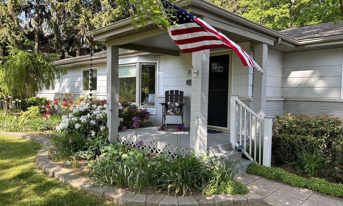South Haven House | Steps to Beach. Hot Tub. Dog Friendly. Game Room.