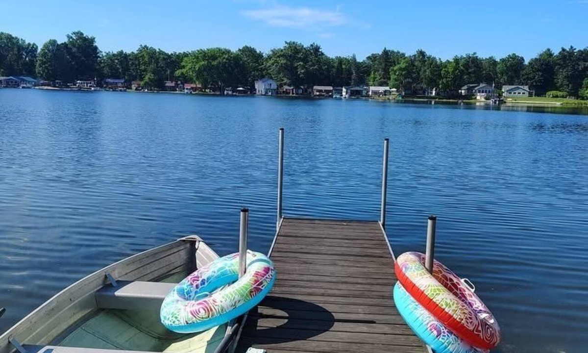 Harrison Cottage | 'Still Waters' Lakefront 3-bedroom cottage in Harrison, Michigan