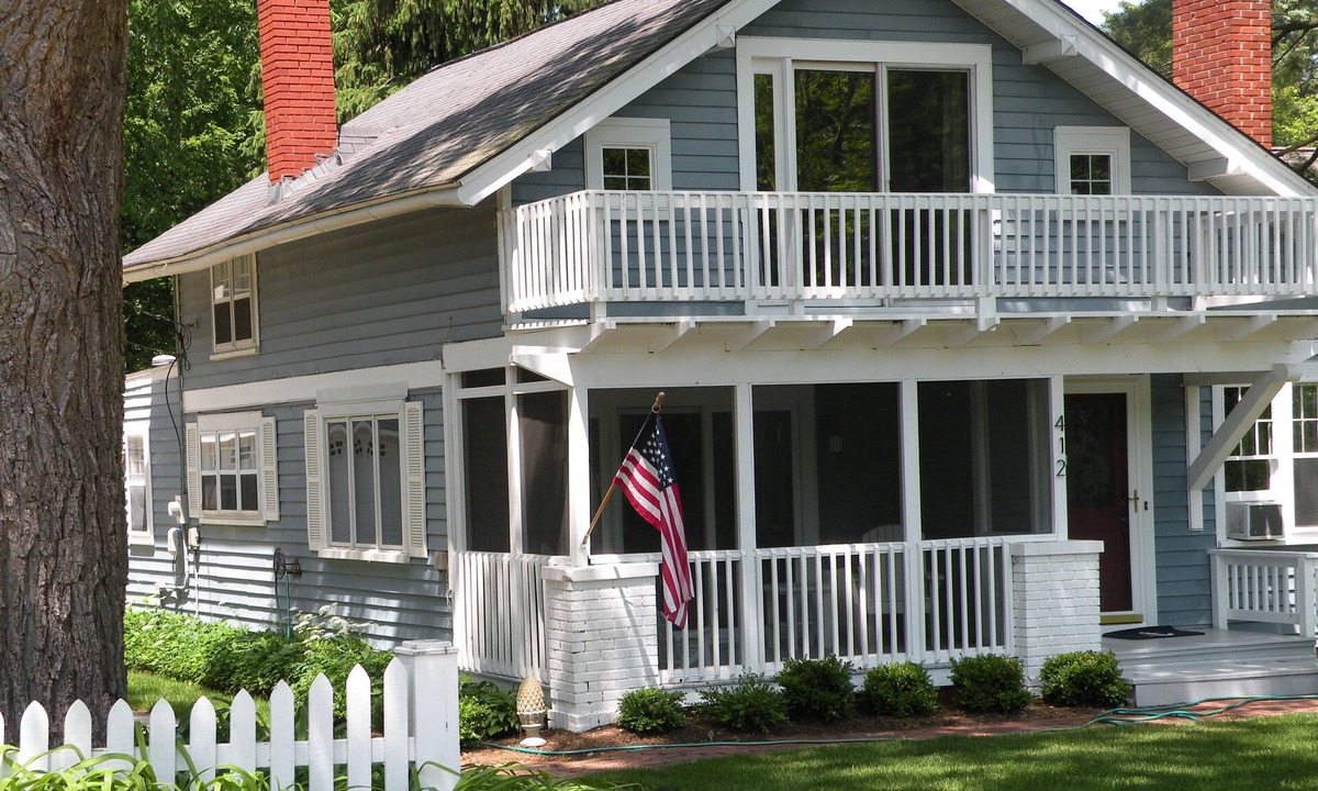 Saugatuck Cottage | Summer is Here! Bring the Family & the Dog and Walk Downtown!