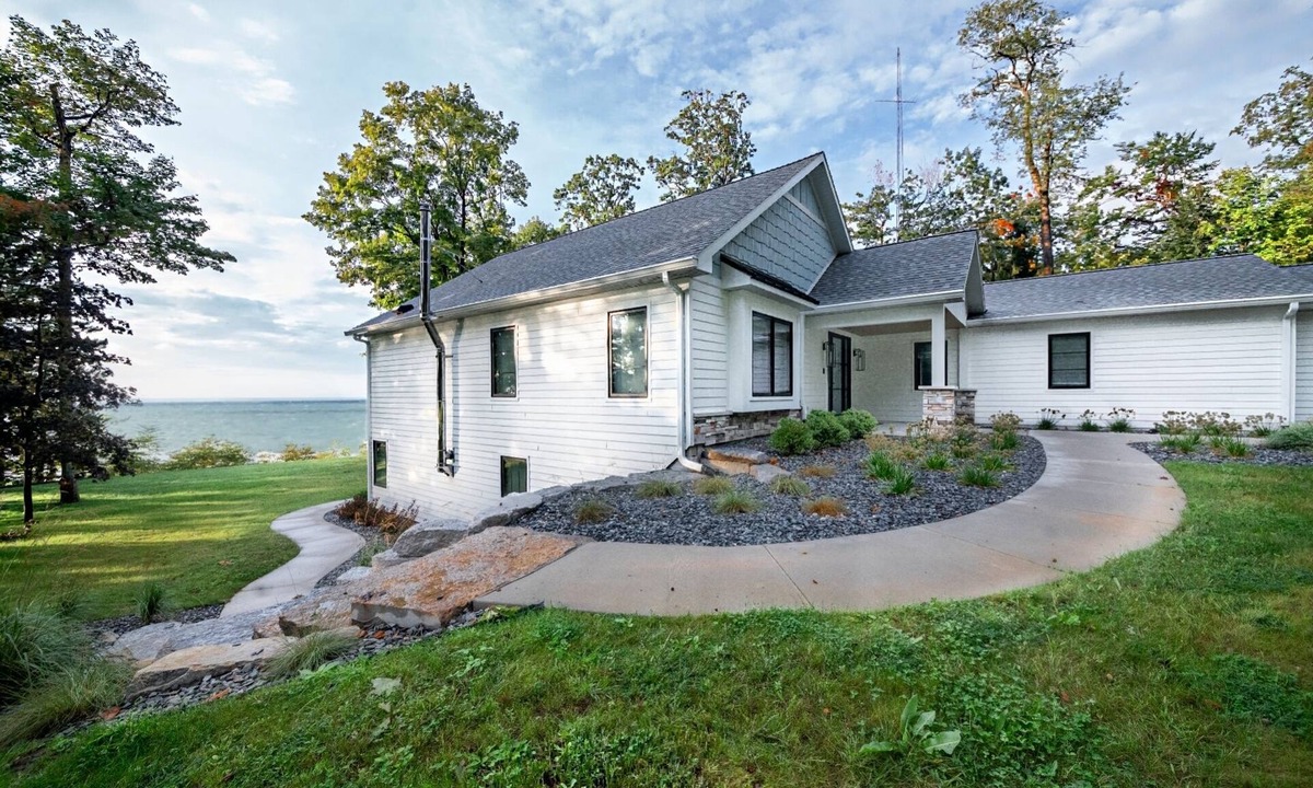 Lake Michigan Beach House | Sunnier Daze :Sun, Sand & Stunning Sunsets – The Perfect Summer Getaway!