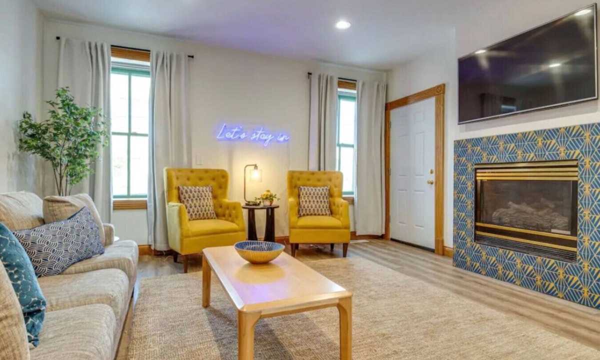 Lockerbie Square Apartment | THE BEST Downtown Spot! Free parking,Pet friendly.