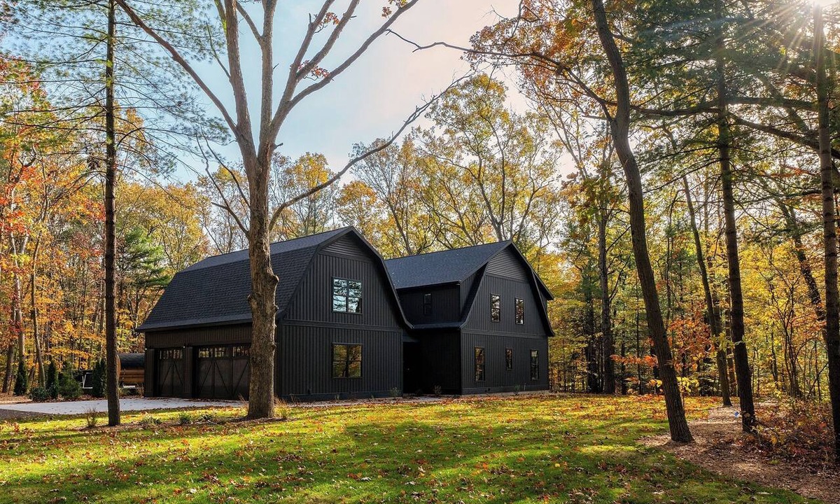 Saugatuck House | The Gambrel : Sauna : Hot Tub : Firepit : Game Room : Pets Welcome