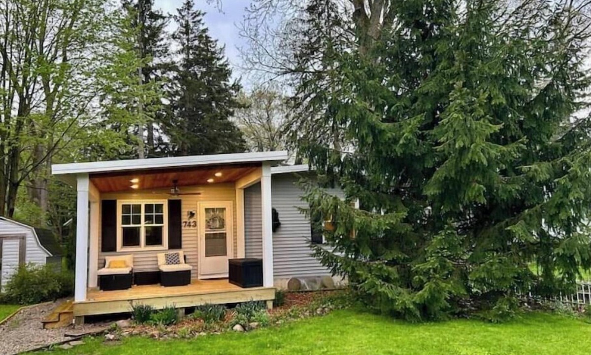 Saugatuck House | The Nook. Bright & Private. Walkable to downtown with fenced in yard & hot tub