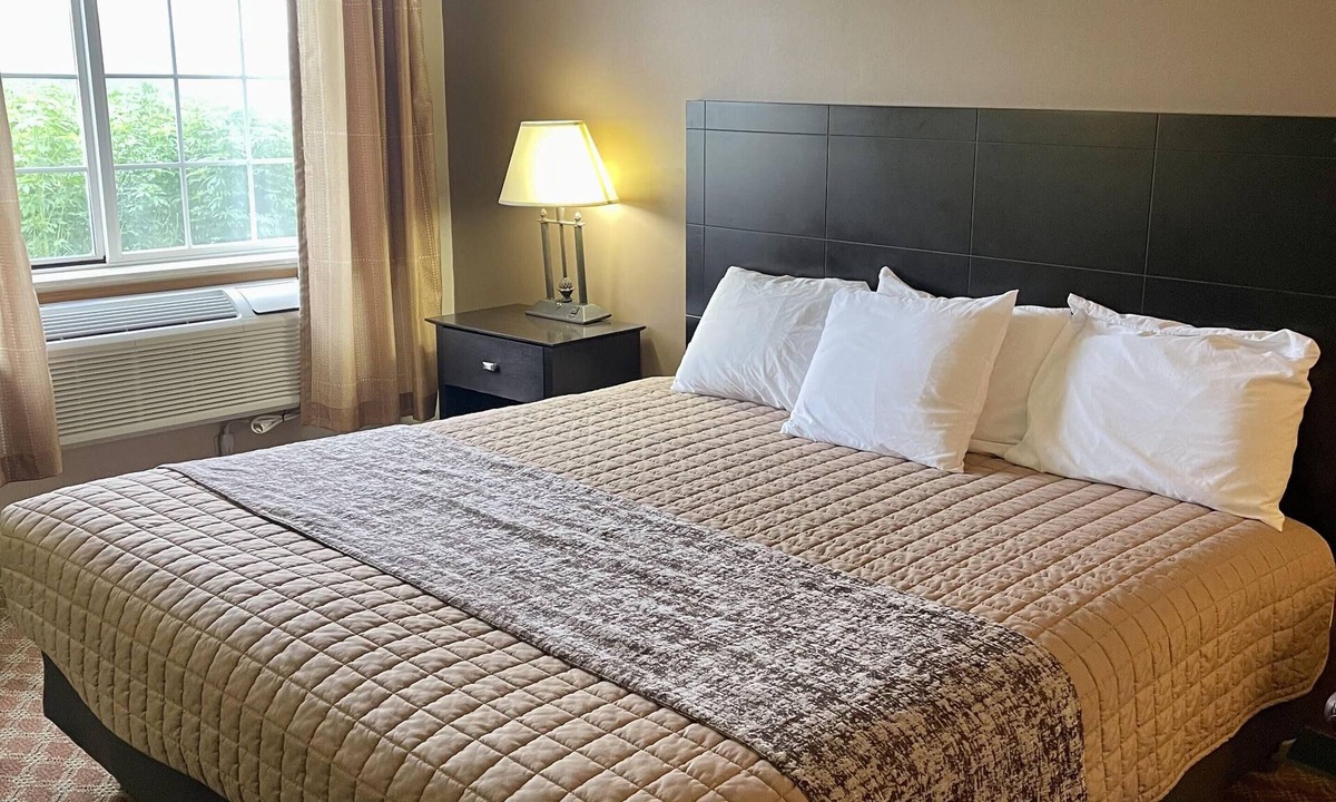 Connersville Hotel | The Woodridge Inn