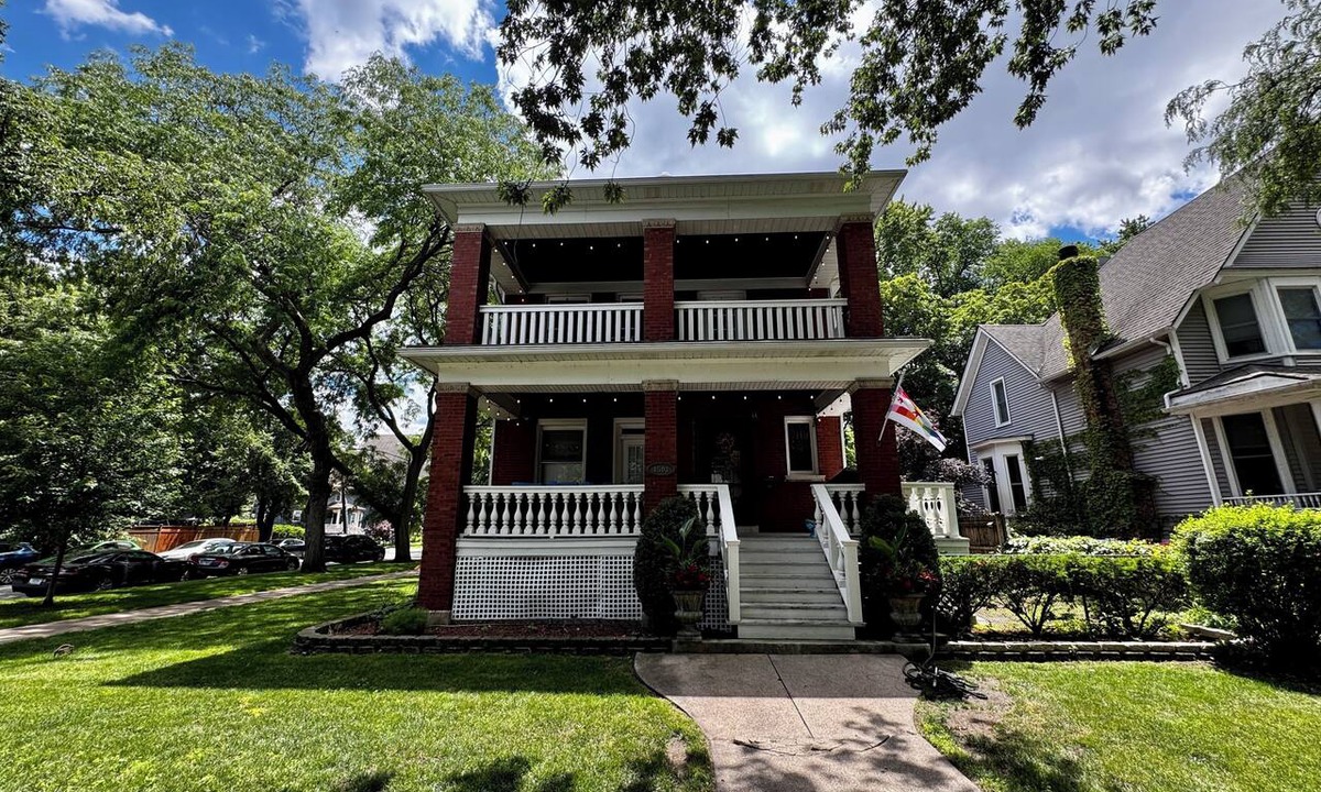 Rogers Park Apartment | This 2 bedroom 2 bathroom elegantly furnished home is ready for all your needs. Featuring a primary bedroom suite, TV room, dining room, and additional sitting areas.