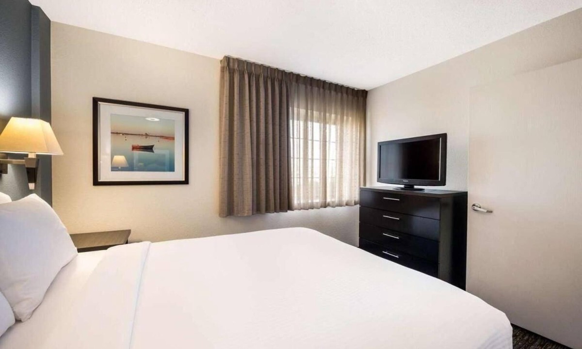 Schiller Park Hotel | THREE Convenient 1BR Suites with Kitchens, Pets Are Welcome, Airport Shuttle!