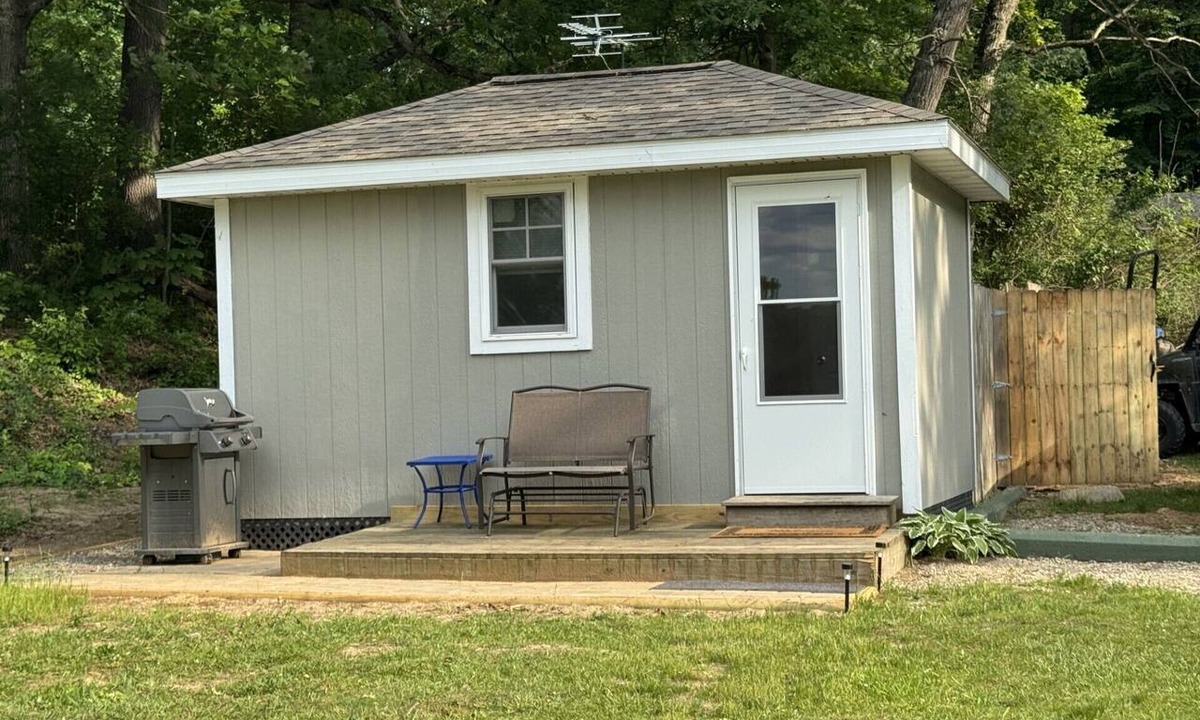 Grass Lake Cabin | Top O’ The World Tiny Cabin, Cozy 1-Room cabin on a lake in Grass Lake, MI