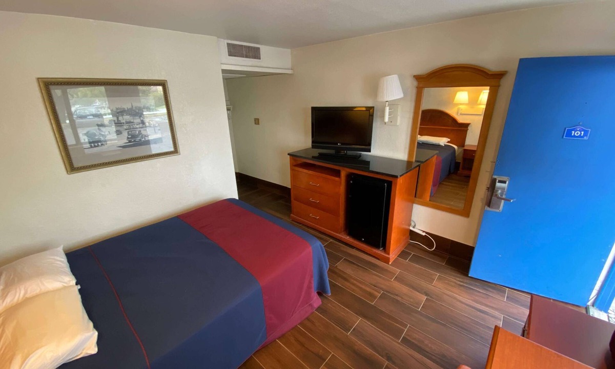 Alpine Center Hotel | Travelodge by Wyndham Grand Rapids North