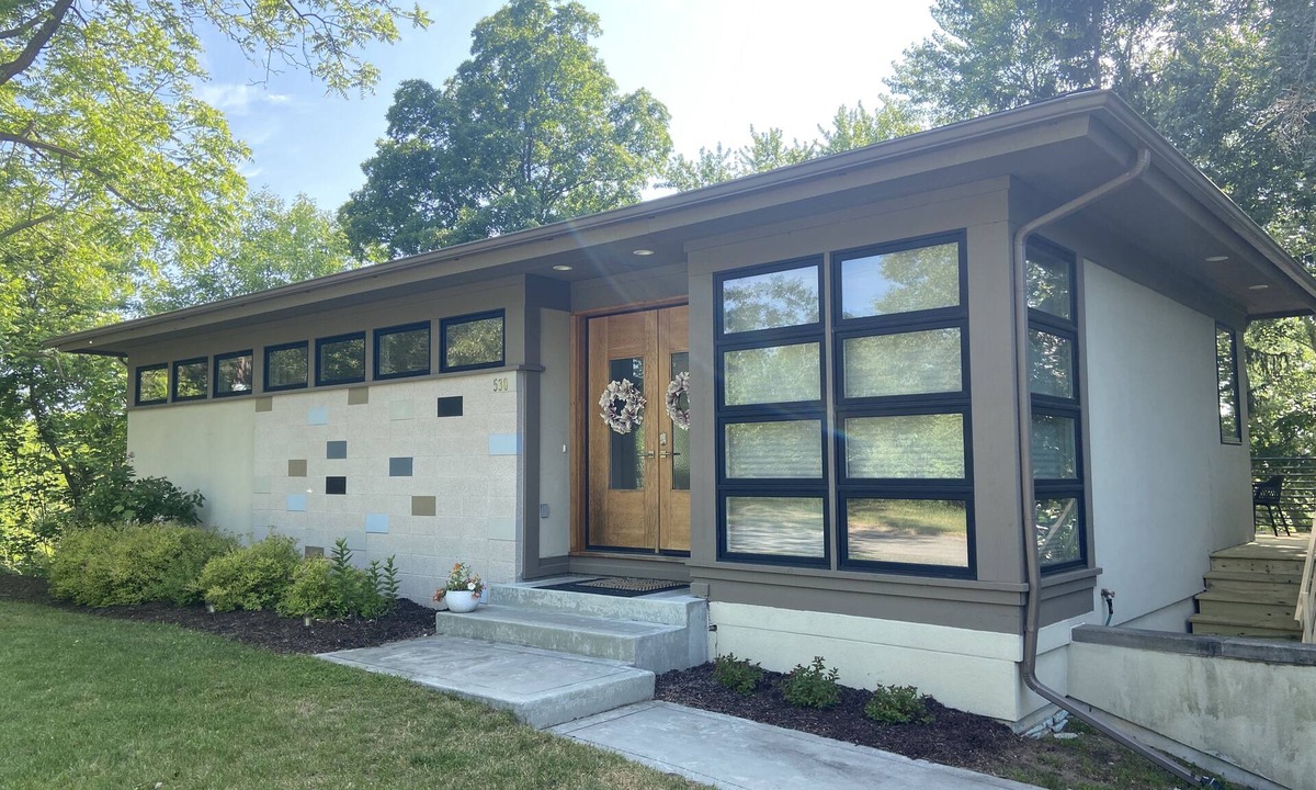 Saugatuck House | Treetop Retreat With Seasonal Views of the Kalamazoo River