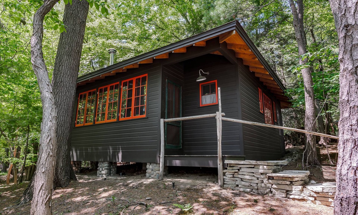 Saugatuck Cabin | Treetop Studio on the Dune/Outdoor Shower + Hot Tub/Glamping