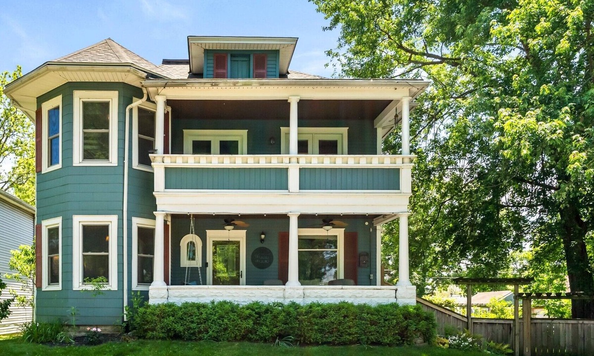 Winona Lake House | Ultimate Family Reunion 7BR Home With Fenced Yard & Walk to Grace, Lake & Shops