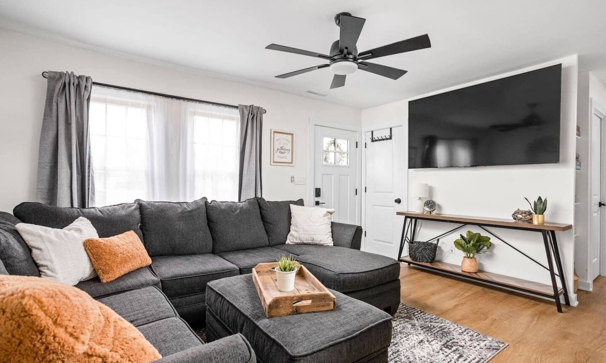 Noblesville House | Updated 3BR near Ruoff & Downtown