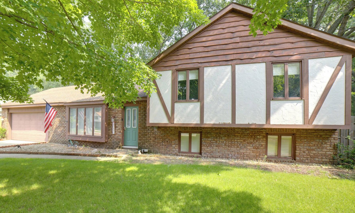 Holland House | Updated Holland Home w/ Yard Near Holland St. Park