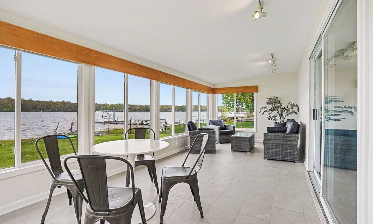 Scotts House | Updated Lakefront House-Sand Bottom-Private Dock-Kayaks&SUPs-Bonfires! Sleeps 10