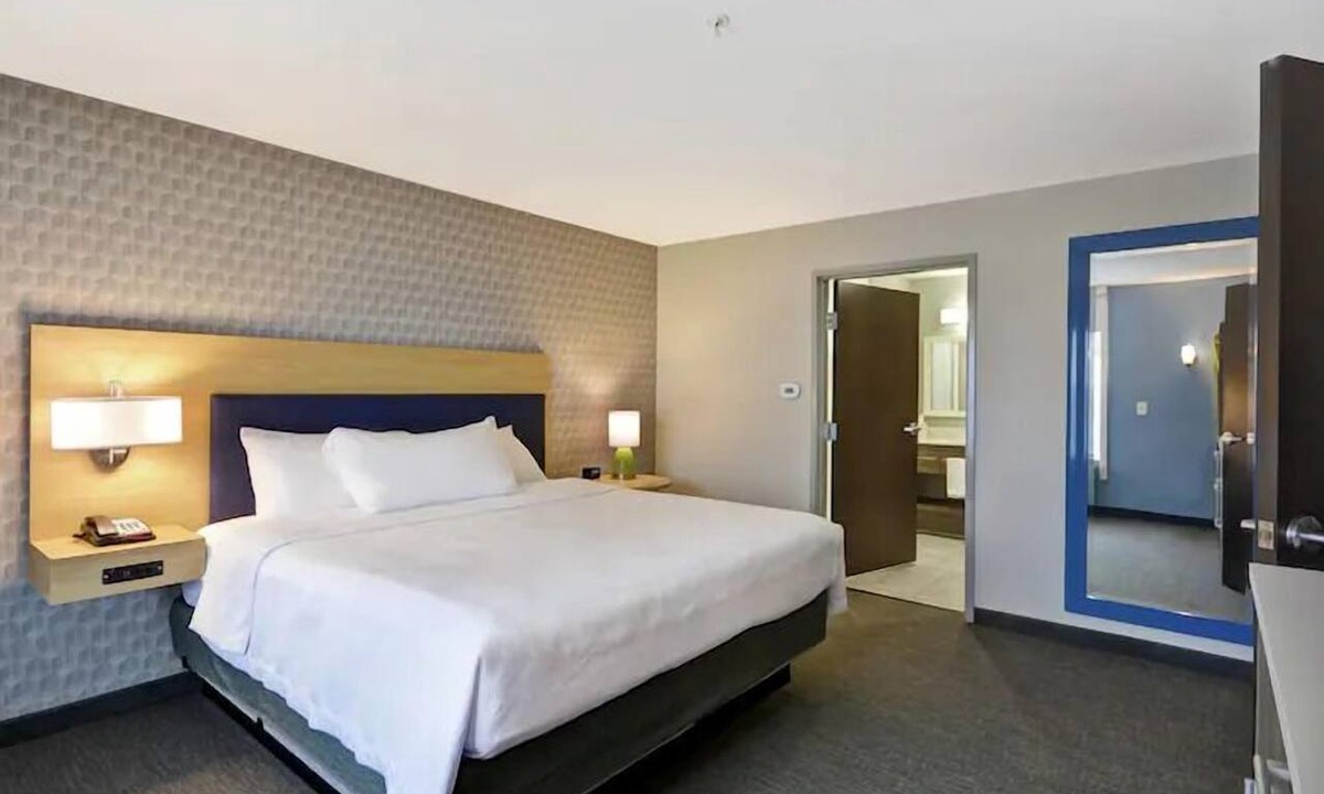 Alpine Center Hotel | Urban Oasis: 2 Pet-friendly Accommodation in Michigan | Onsite Pool, Breakfast!