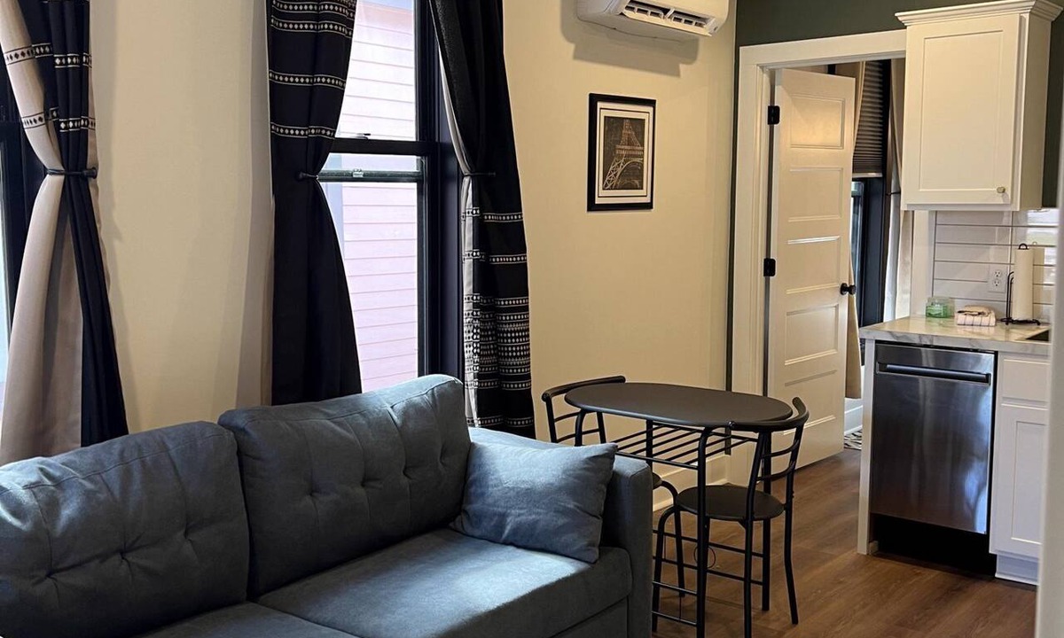 Nelson Apartment | Urban Queen Apartment at The Victorian, Indoor Fireplace + Washer/Dryer